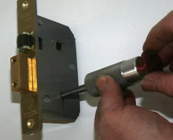 Phoenix Central Locksmith Phoenix, AZ 602-687-4453 - 1a-Changing-Locks